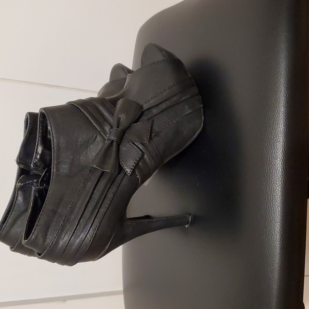 Rue 21 black peep toe heel size 7/8